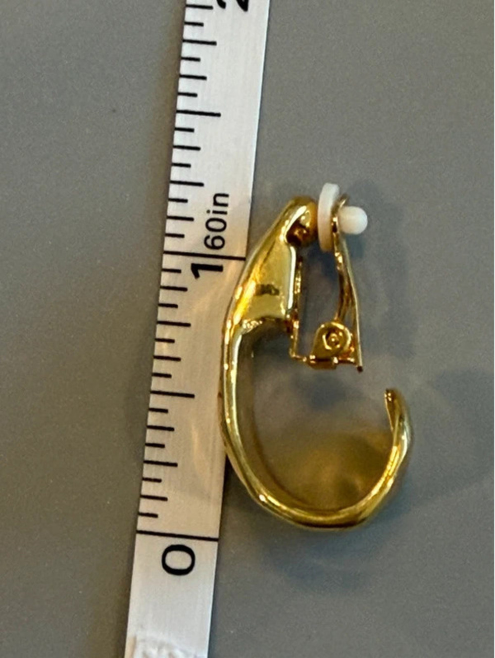 Vintage hammered gold tone metal statement earrings - clip back - Picture 4 of 15